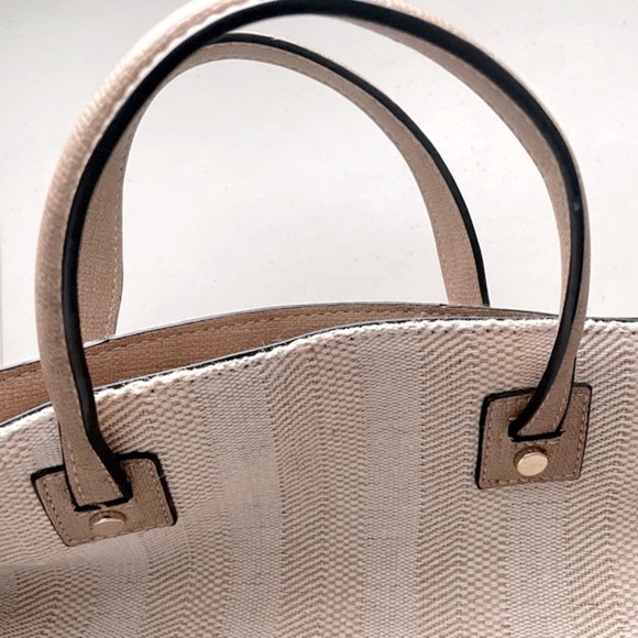 Simply Noella Tote with Cross Body Herringbone
Fabric - Picture 2 of 10